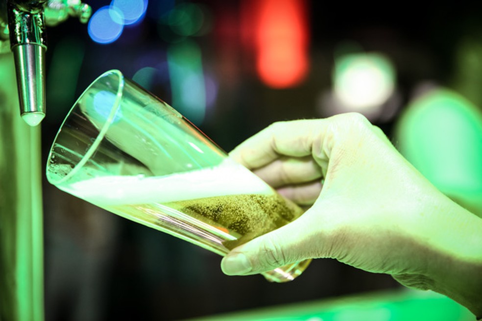 Aumentam o total de doses e o percentual de homens no Brasil que consomem álcool, diz estudo